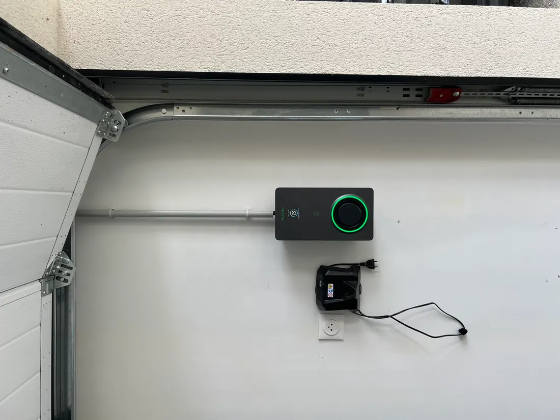 Installation d'une borne de recharge dans un garage à Pompignac, Gironde