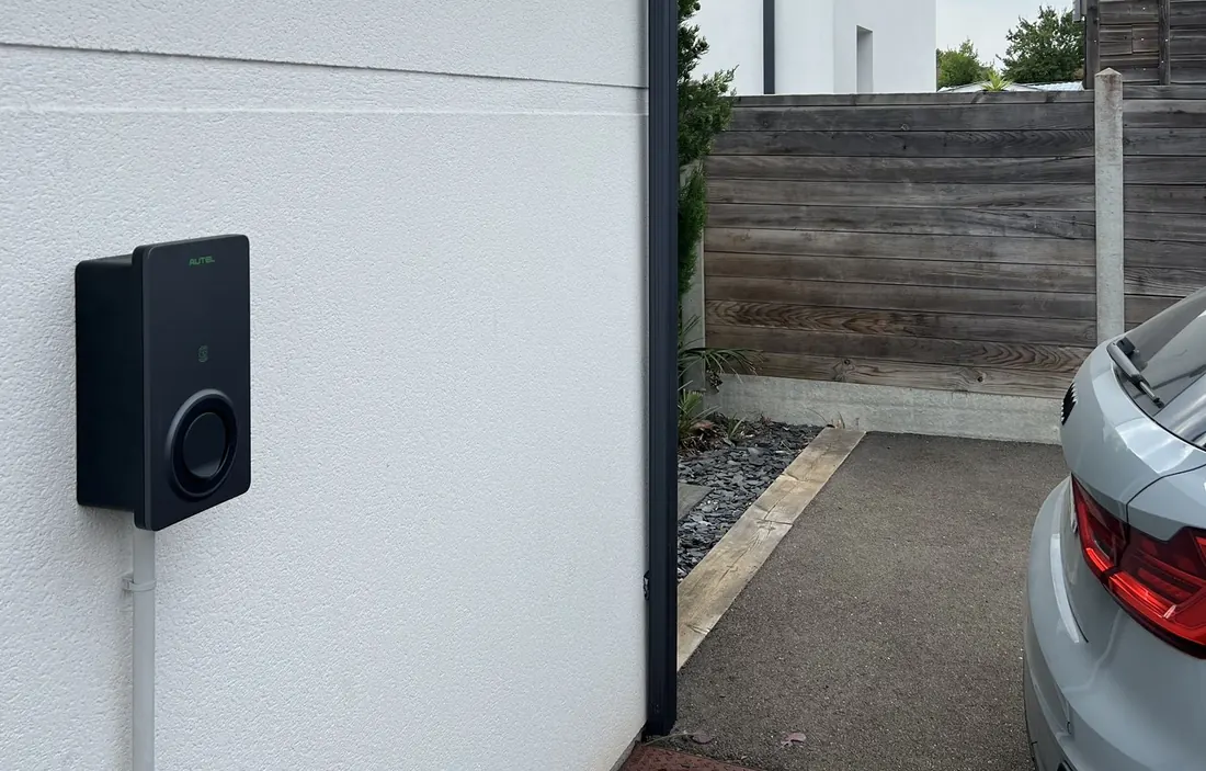 Installation d'une borne de recharge sur une maison moderne à La Teste-de-Buch, Gironde