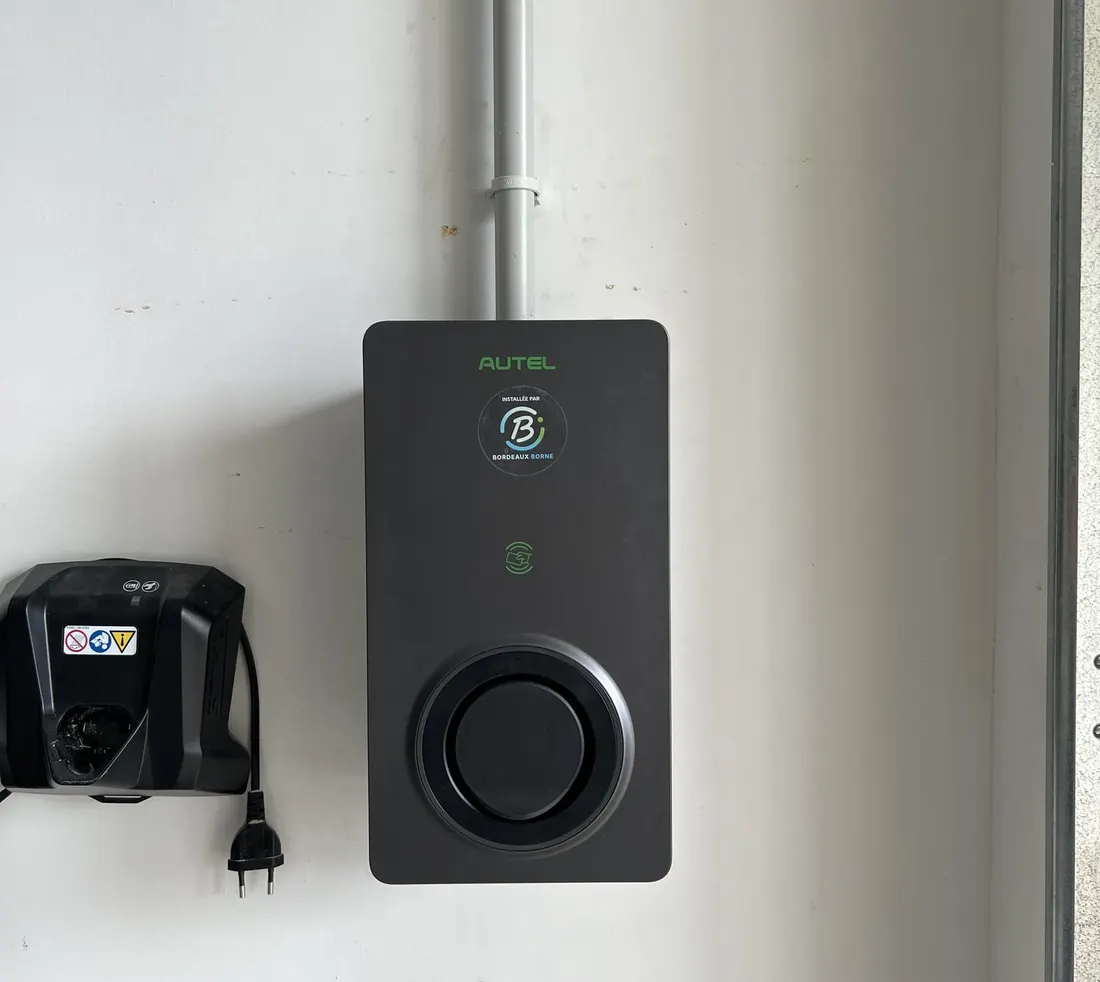 Borne de recharge Autel installée par Bordeaux Borne en environnement professionnel